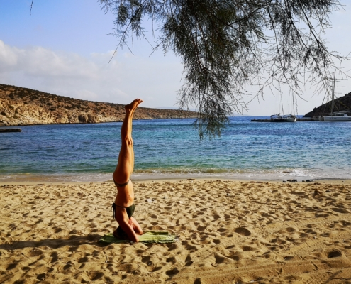 Seance de yoga sur la plage de l'ile d'iraklia.