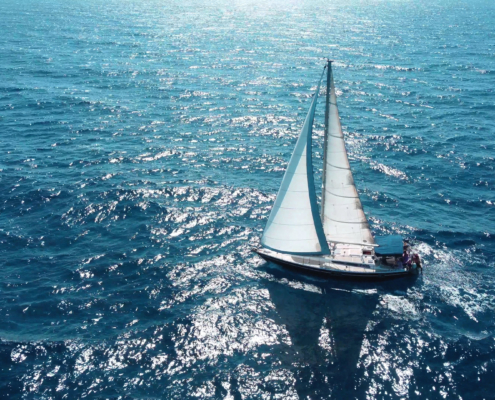 Le voilier Chloe autour de Syros.