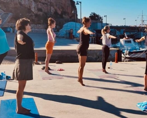 Session yoga dans les cyclades